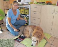 Tierheilpraktikerin Gabi Hoffmann behandelt in ihrer Praxis in Hohne Hunde.